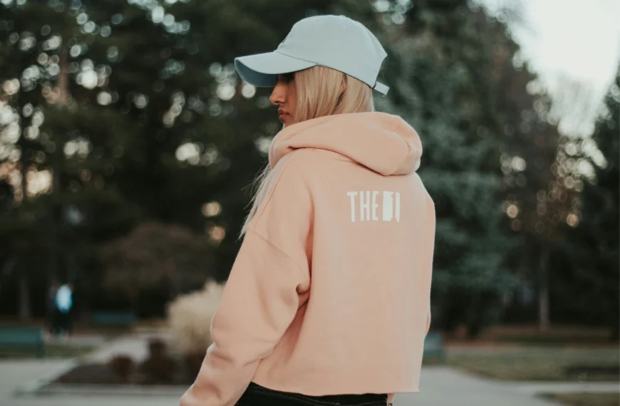 12 Chic Hoodie Outfit Looks for Women on the Go
