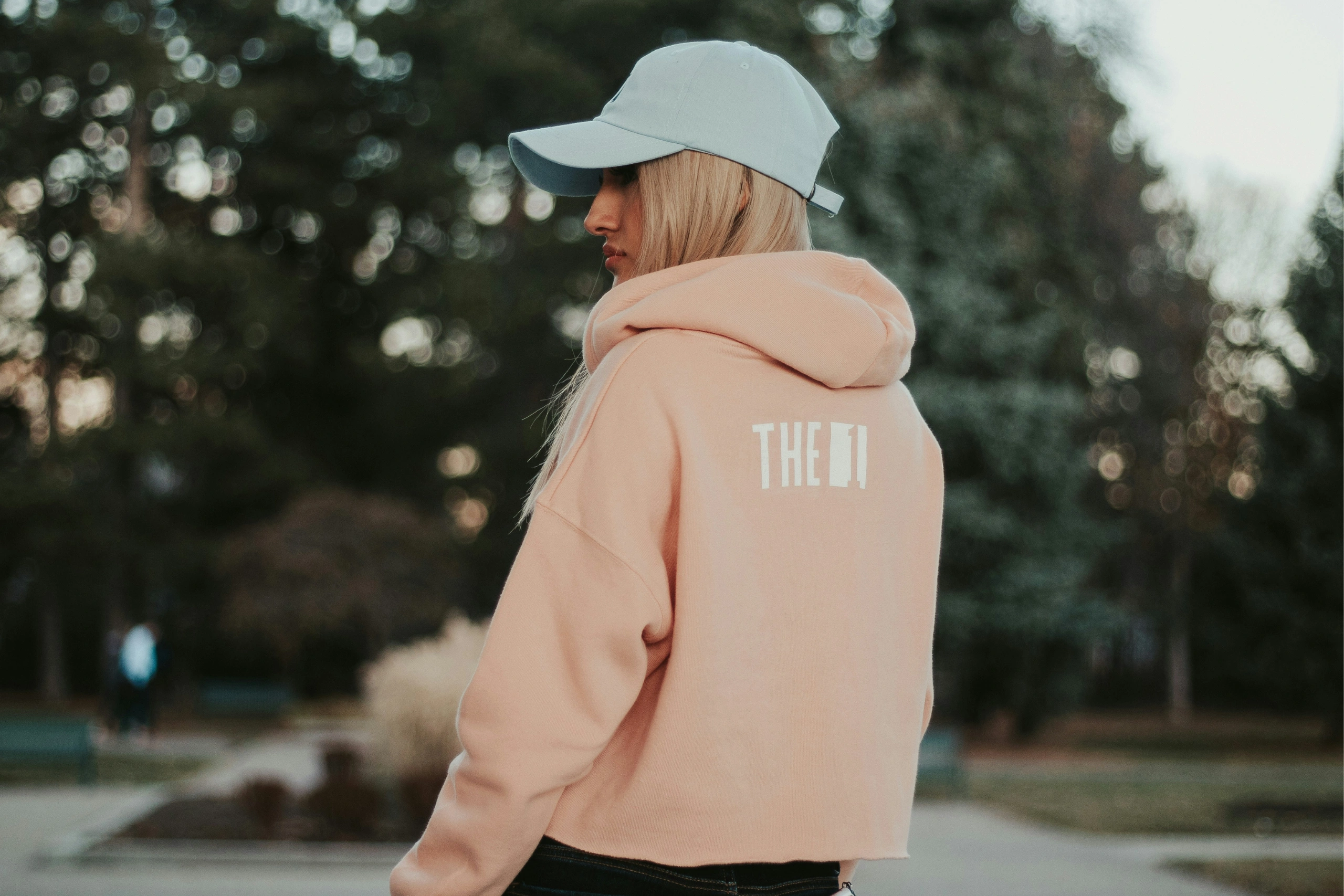 12 Chic Hoodie Outfit Looks for Women on the Go