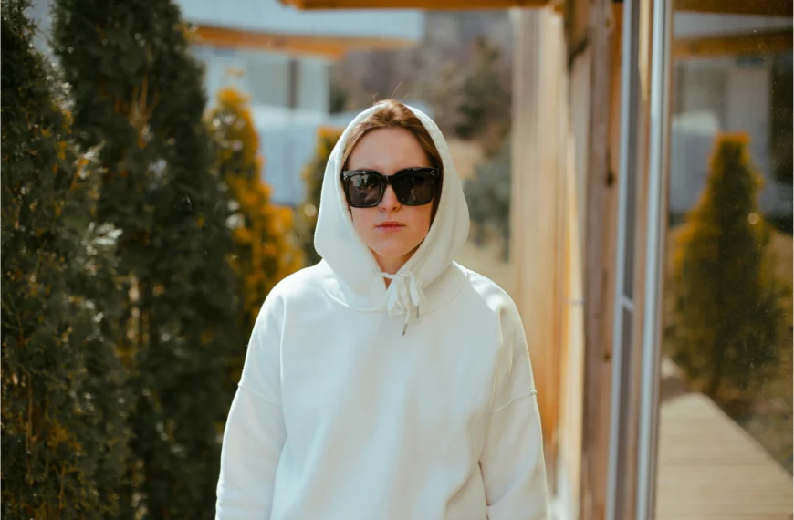 12 Hoodie Outfit Ideas That Are Perfect for Everyday Wear