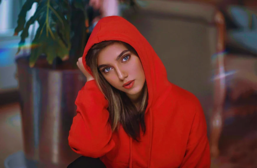 13 Hoodie Outfit Looks That Mix Comfort and Confidence