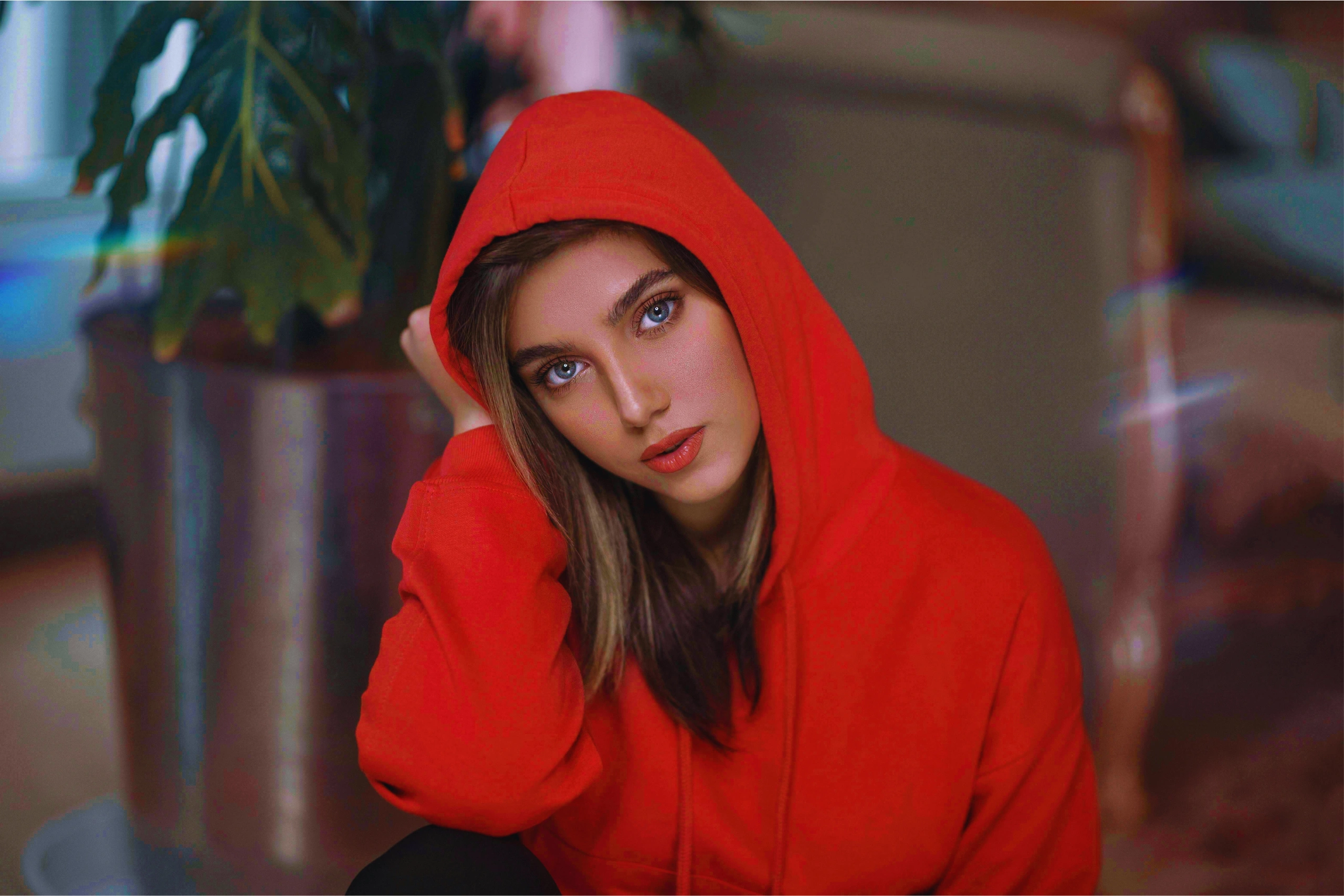 13 Hoodie Outfit Looks That Mix Comfort and Confidence