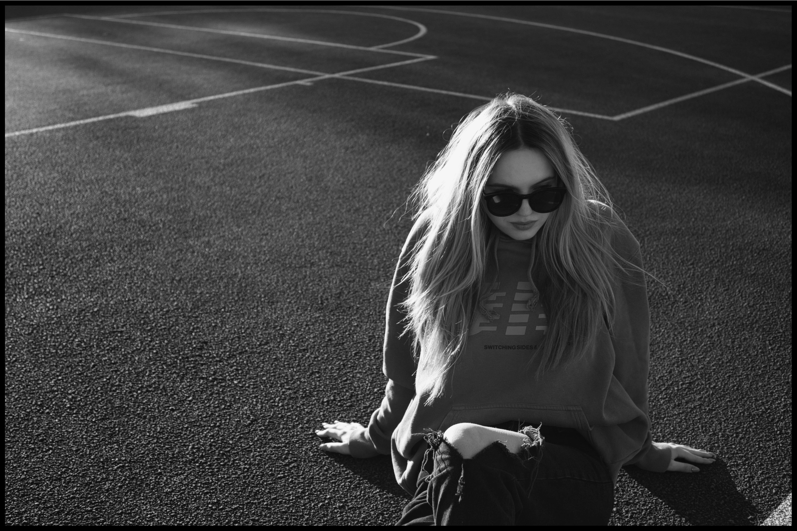 9 Hoodie Outfit Ideas for Women That Are Cute and Comfy