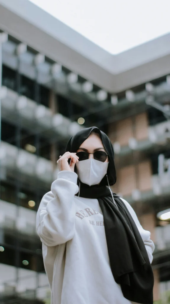 9 Hoodie Outfit Ideas for Women That Are Cute and Comfy